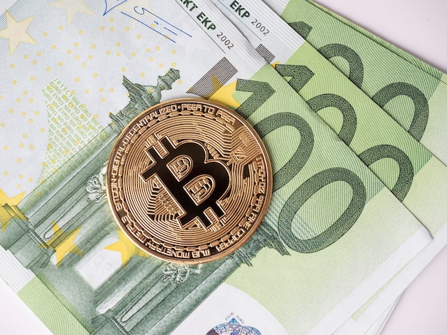 Le bitcoin d'or est en billets de 100 euros. le concept de crypto-monnaie et d'argent