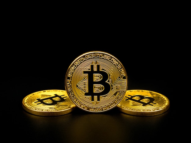 Bitcoin d'or sur fond noir.