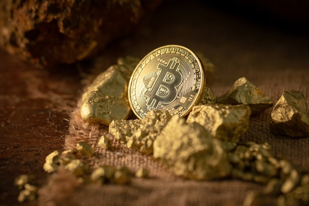 Bitcoin d&#39;or physique et grains de pépite d&#39;or