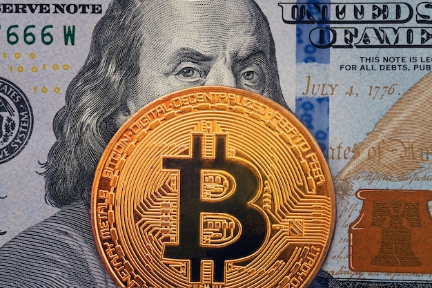 Bitcoin d'or avec le portrait diabolique et méchant de Benjamin Franklin à partir de cent dollars américains. Concept d'entreprise de crypto-monnaie mondiale. Gains sur l'extraction de crypto-monnaie.