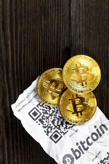 Bitcoin Pièces D'or Et Facture Papier Isolée