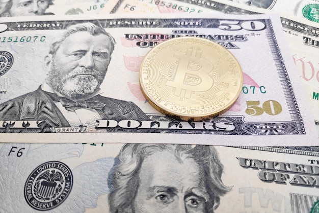 Bitcoin sur une pile de dollars américains