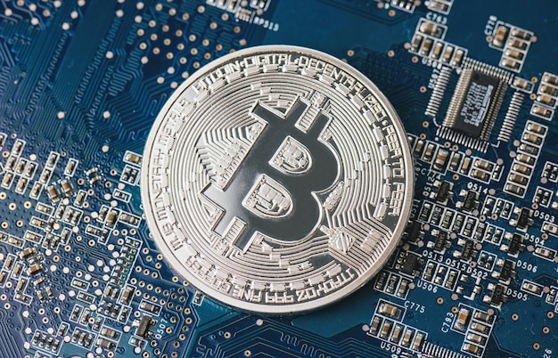 Bitcoin sur une puce informatique sur la carte mère