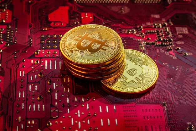 Photo bitcoin avec puces de circuit imprimé, crypto-monnaie virtuelle, technologie mining golden, blockchain.