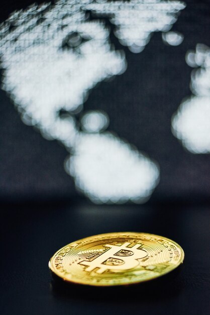 Photo bitcoin sur la surface de la carte du monde