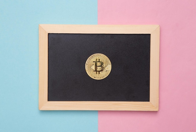 Bitcoin sur un tableau bleu fond rose