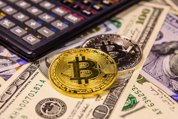 Bitcoins et calculatrice scientifique sur les billets de cent dollars