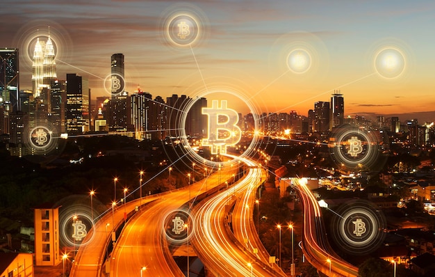 Bitcoins et connexion réseau blockchain avec fond de ville de nuit Transferts de blockchain d'argent électronique et concept financier