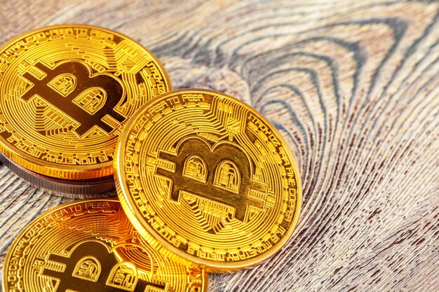 Bitcoins dorés sur bois.