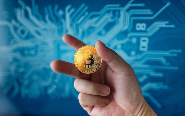 Bitcoins dorés Cryptocurrency sur un bureau d'ordinateur et un tableau de double exposition