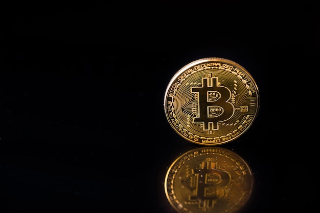 Photo bitcoins dorés dans les comptes gelés de glaçons avec fond sombre nouvel argent virtuel sur internet