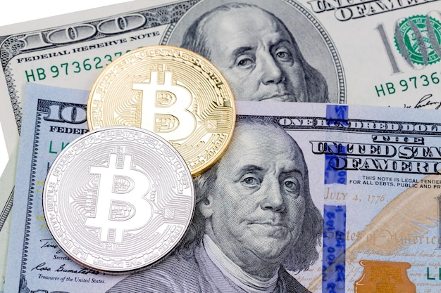 Bitcoins dorés et dorés sur les dollars américains Échange de monnaie électronique