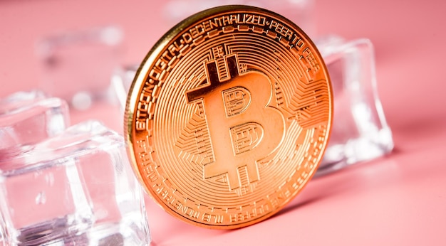 Bitcoins dorés avec fond clair Cryptocurrency