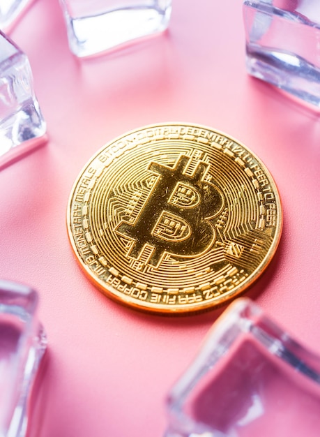 Bitcoins dorés avec fond rose clair Nouvel argent virtuel sur internet