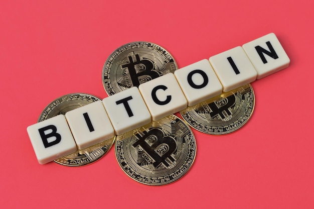 Bitcoins dorés et lettres carrées avec texte BITCOIN