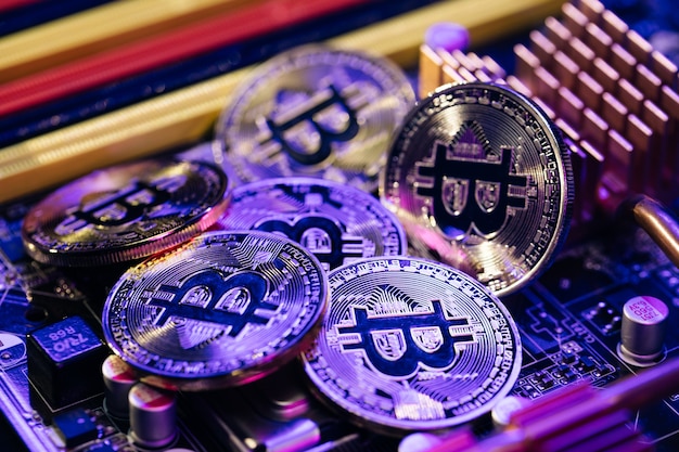 Photo bitcoins dorés. nouvel argent virtuel.