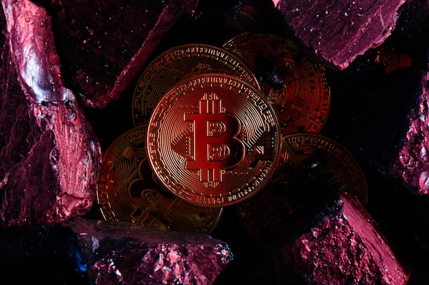 Bitcoins sur fond de charbon noir