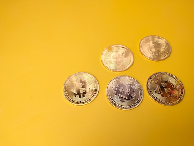 Bitcoins sur fond jaune avec espace de copie