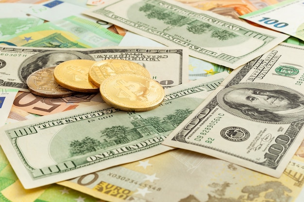 Bitcoins sur un fond de texture d'euro et de dollars
