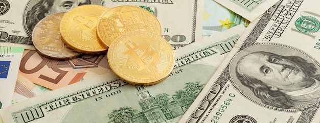 Bitcoins sur un fond de texture de panorama d'euro et de dollars