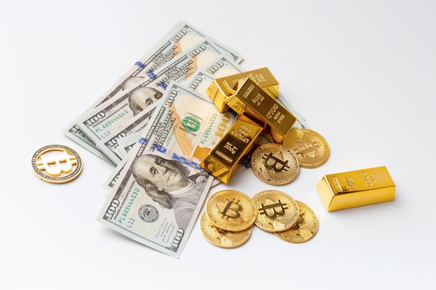 Bitcoins lingots d'or dollars billets sur fond blanc