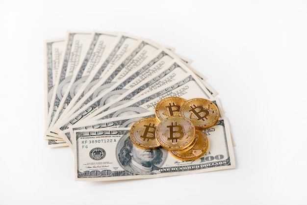 Bitcoins d'or sur les billets en dollars