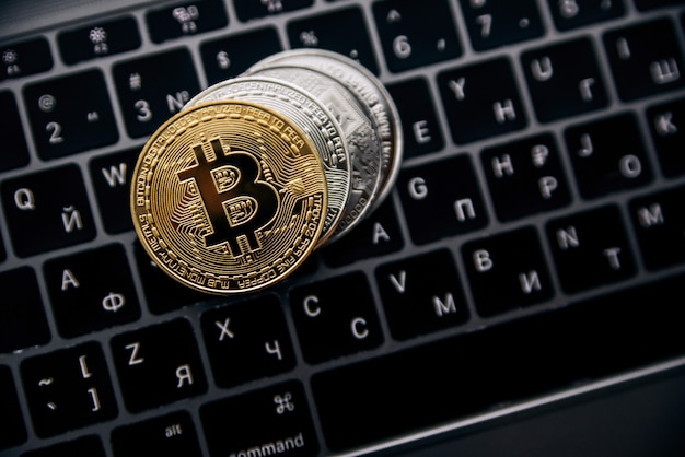 Bitcoins or sur clavier d'ordinateur