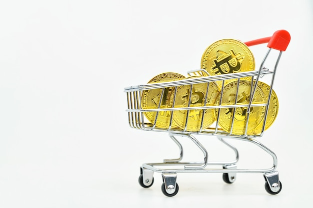 Bitcoins d'or dans un panier panier avec achats sur fond blanc Acheter Bitcoin conceptuel