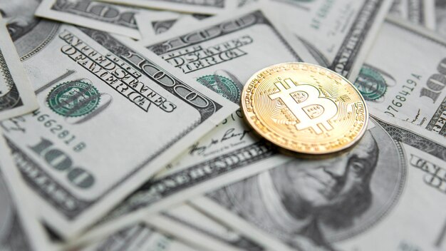 Bitcoins d'or sur les dollars américains Gros plan sur la monnaie numérique