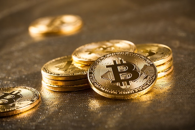 Bitcoins d'or sur fond scintillant, gros plan