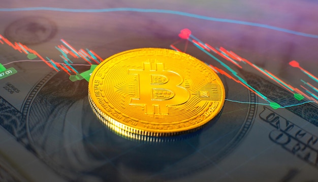 Bitcoins d'or sur une pile de pièces avec graphique de la valeur croissante et décroissante d'une crypto-monnaie
