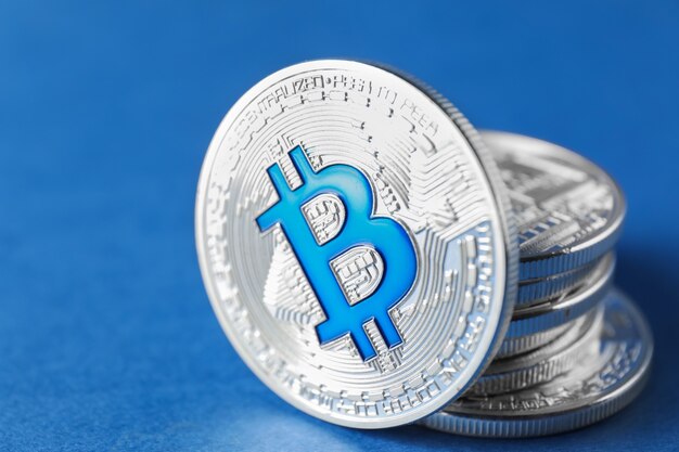 Bitcoins sur surface de couleur, gros plan