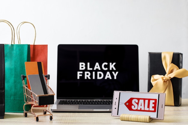 Photo black friday sale ou concept de promotion des achats en ligne avec divers accessoires d'achat