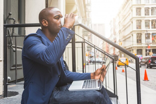 Black Guy utilisant un cahier à New York