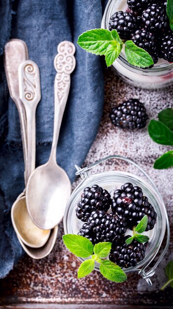 Blackberry avec du yaourt grec. Dessert sucré d&#39;été.