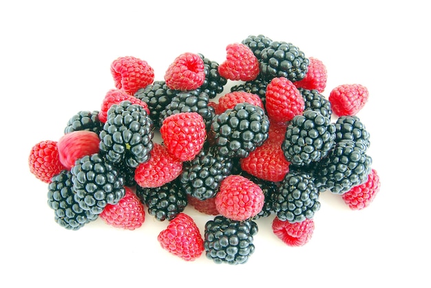 Blackberry et framboise sur fond isolé blanc