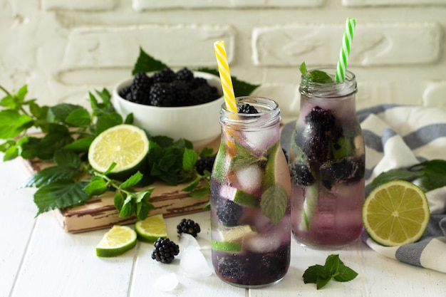 Blackberry mojito de limonade aux agrumes rafraîchissante maison avec des ingrédients pour la fabrication