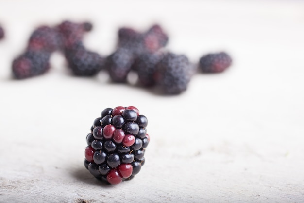 Blackberry sur une table en bois