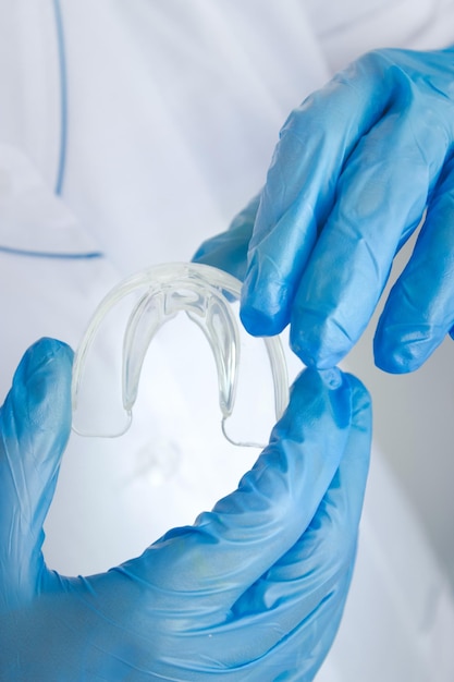 Blanchiment des dents Plateau à dents dans la main des médecins Gros plan Dispositifs de retenue amovibles invisibles pour le traitement orthodontique
