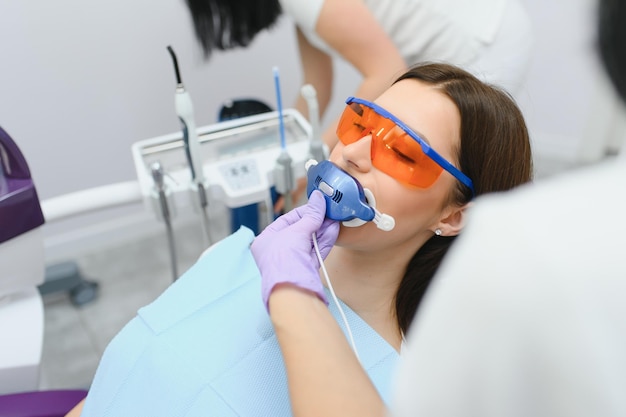 Blanchiment des dents pour femme Blanchiment des dents à la clinique dentaire