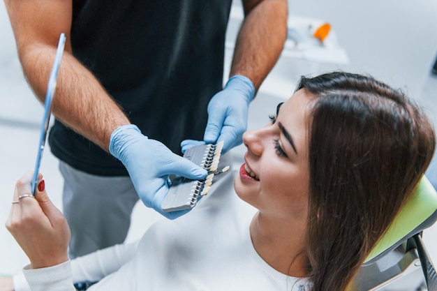 Blanchissement dentaire. Une jeune femme adulte a une visite à la clinique du dentiste. Conception de la stomatologie.