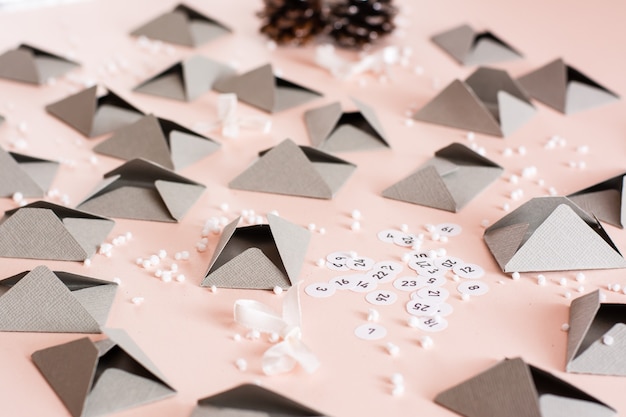 Blancs pour faire un calendrier de l'Avent sur une table dans les décorations de Noël