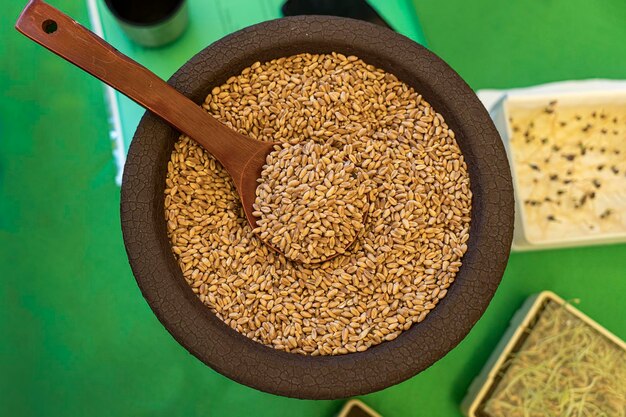 Blé dans une cuillère en bois sur une assiette