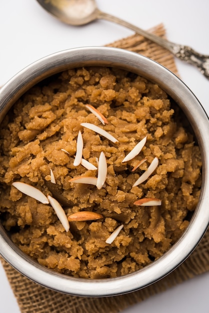 Blé Laapsi, Lapsi, Shira, Halwa est un plat sucré indien composé de brisures de blé ou de morceaux de Daliya et de ghee avec des noix, des raisins secs et des fruits secs. C'est un aliment sain.