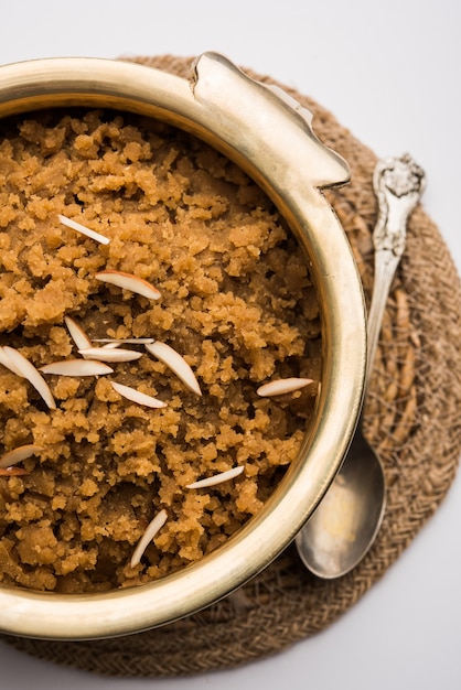 Blé Laapsi, Lapsi, Shira, Halwa est un plat sucré indien composé de brisures de blé ou de morceaux de Daliya et de ghee avec des noix, des raisins secs et des fruits secs. C'est un aliment sain.