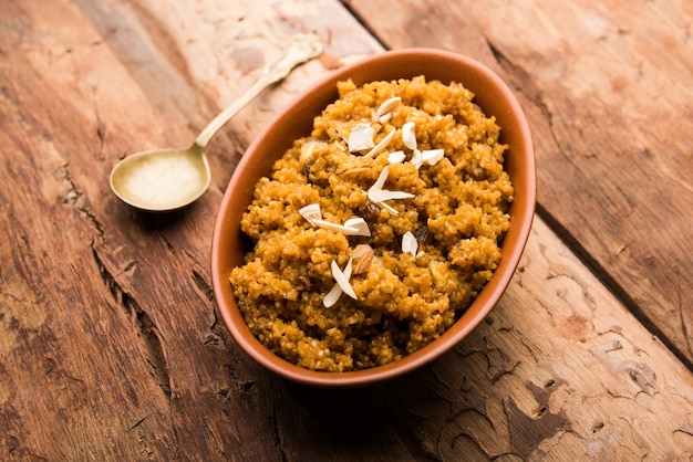 Blé Laapsi ou Lapsi ou Shira ou Halwa est un plat sucré indien fait de brisures de blé ou de morceaux de Daliya et de ghee avec des noix, des raisins secs et des fruits secs