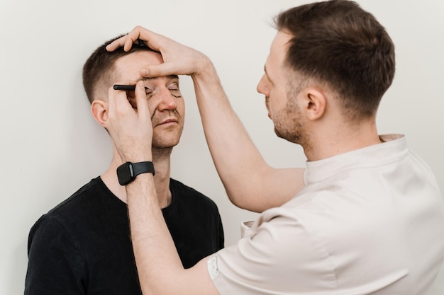 Blépharoplastie pour l'homme balisage sur le visage avant l'opération de chirurgie plastique pour modifier la région oculaire en clinique médicale