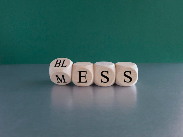 Bless mess symbol Tourné le cube et change le mot 'mess' en 'bless' Belle table grise