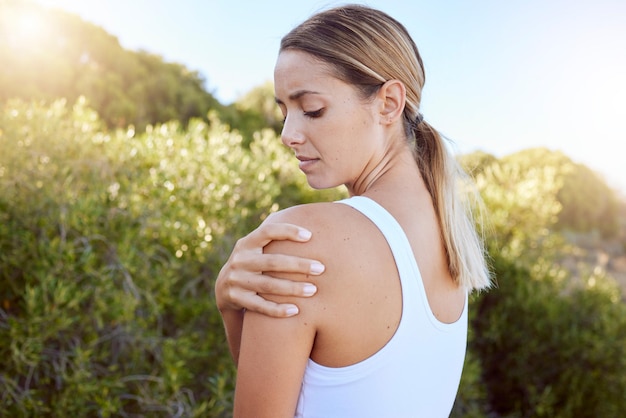 Blessure au bras douleur à l'épaule et problème musculaire de la coureuse et de l'athlète entraînement entraînement et exercice en plein air Fitness fracture osseuse féminine et accident de stress sur le corps en tant qu'urgence de risque pour la santé