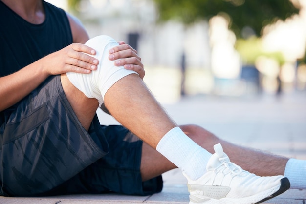 Blessure au genou coureur de douleur ou homme blessé à la suite d'un exercice de fitness ou d'un entraînement cardio sportif pour les soins de santé des athlètes